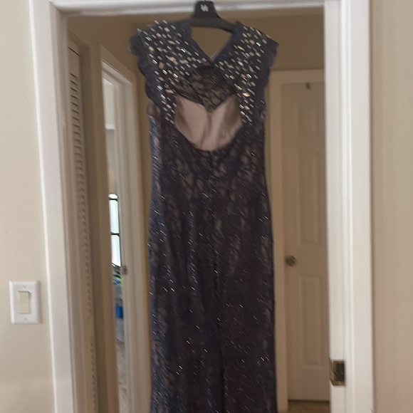 Beautiful sparkly long dress with long slit - Picture 3 of 3